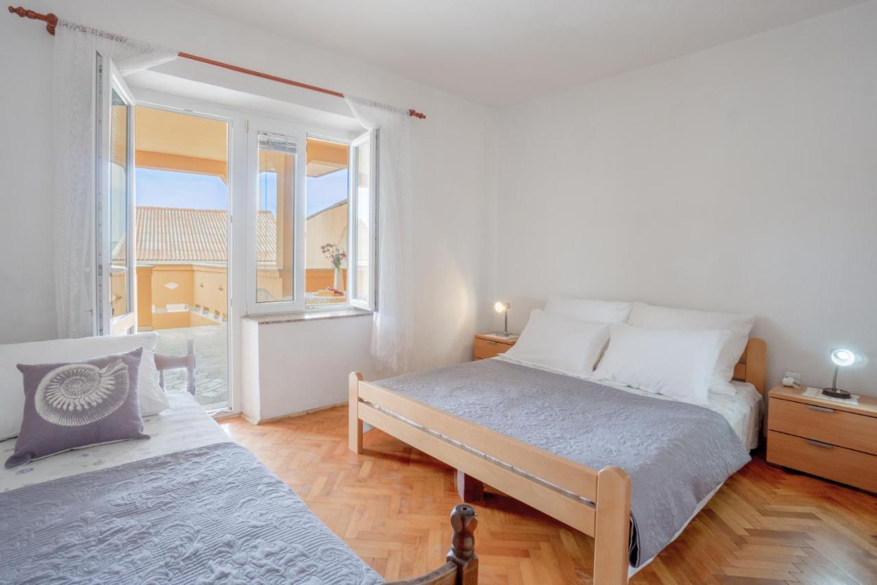Urica Apartment Metajna Luaran gambar