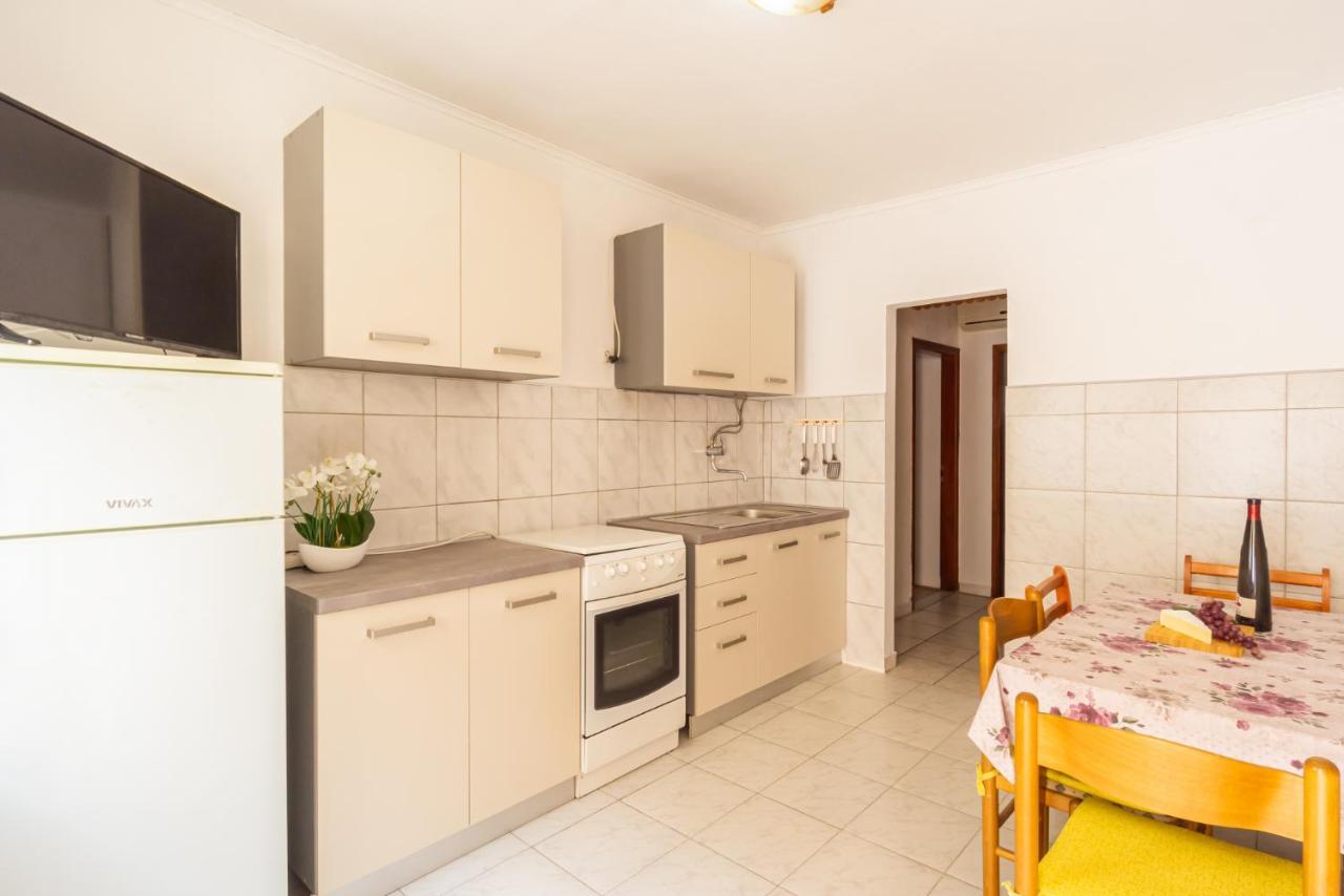 Urica Apartment Metajna Luaran gambar