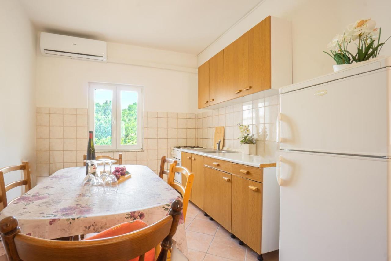 Urica Apartment Metajna Luaran gambar
