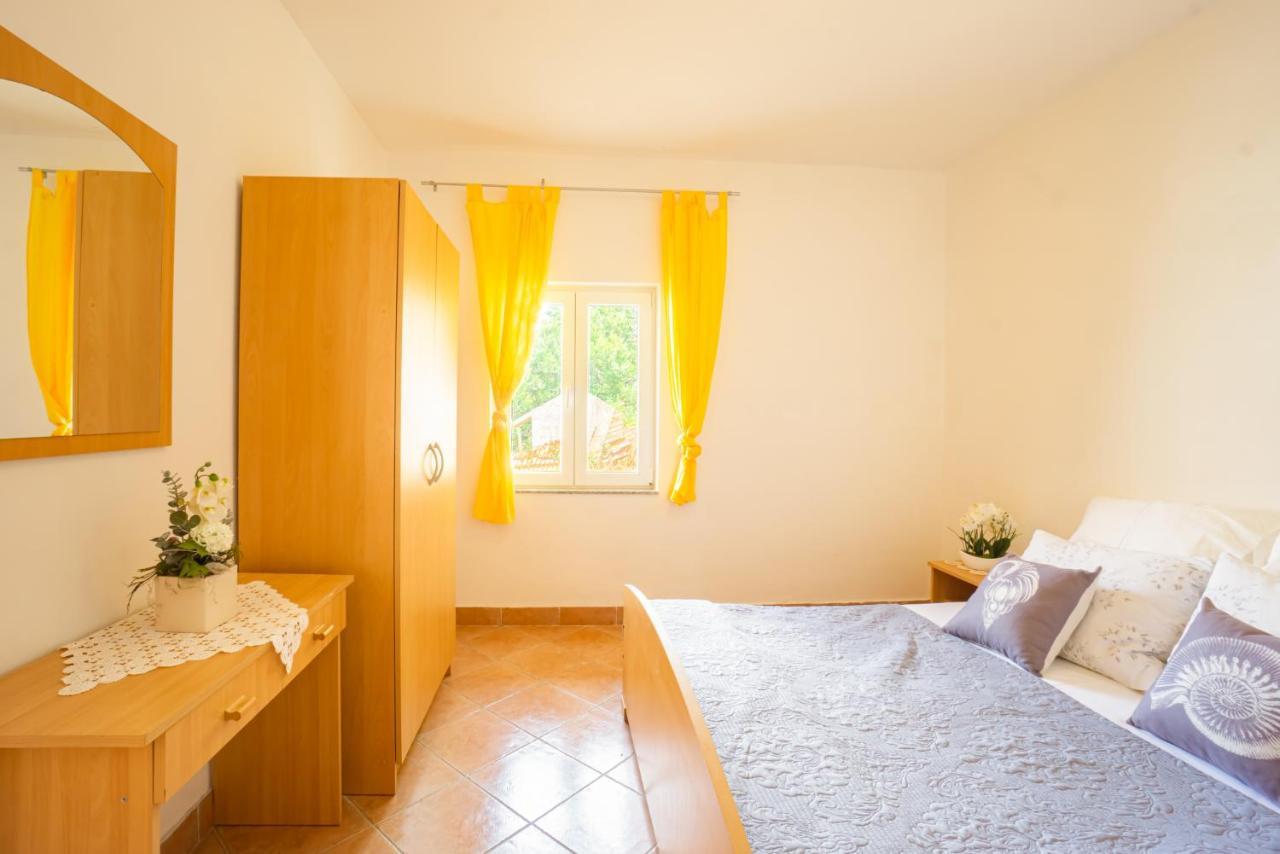 Urica Apartment Metajna Luaran gambar