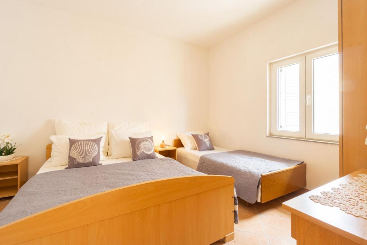 Urica Apartment Metajna Luaran gambar