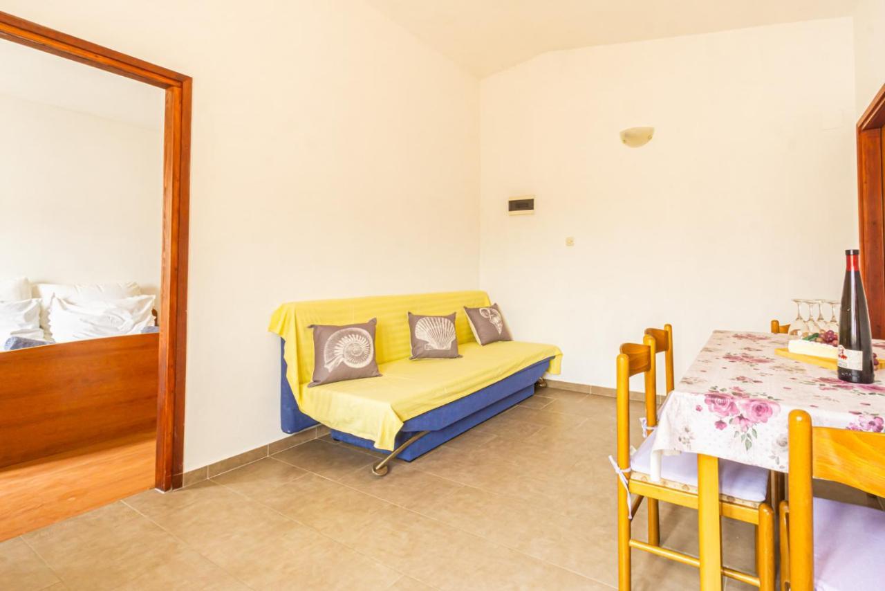Urica Apartment Metajna Luaran gambar