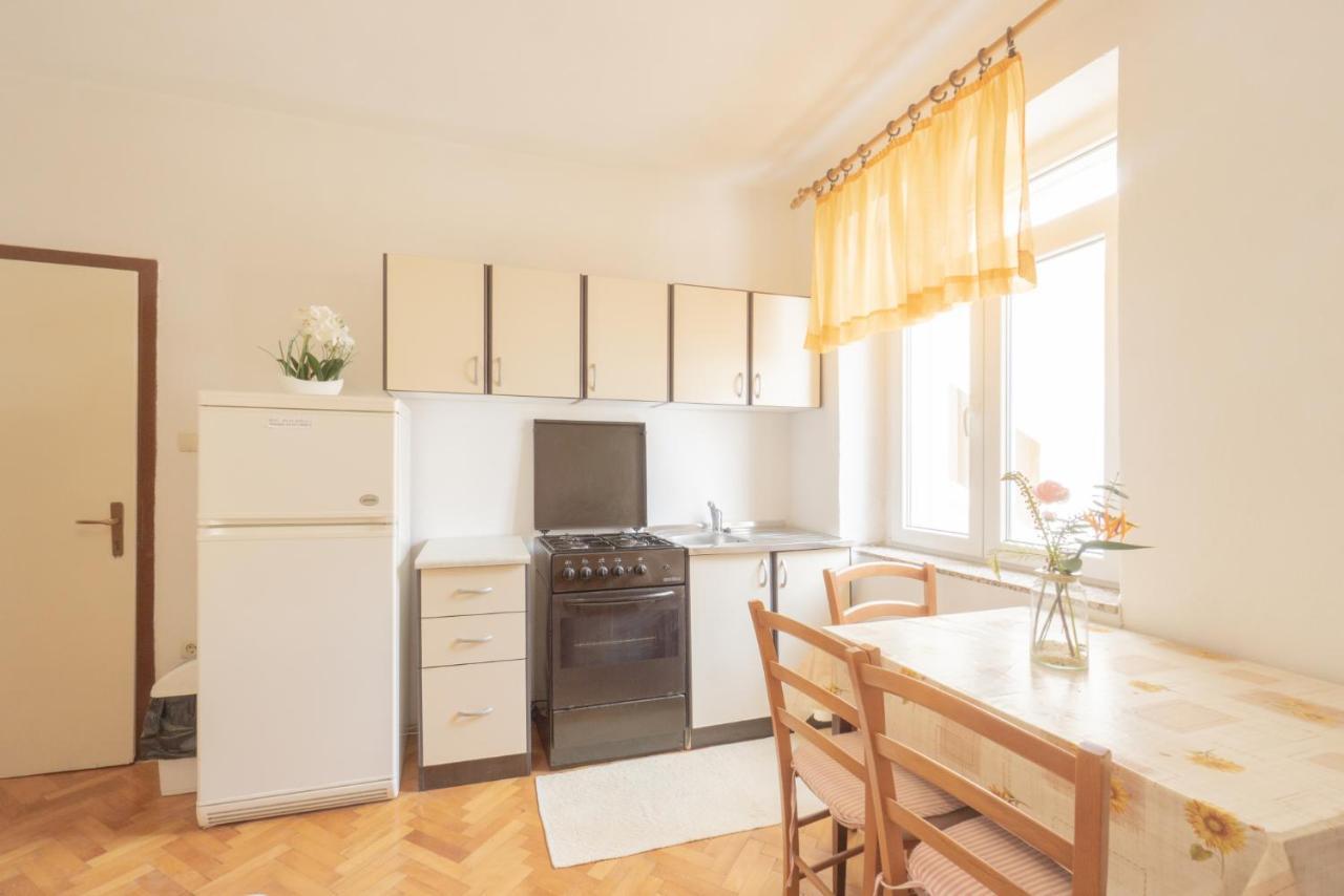 Urica Apartment Metajna Luaran gambar