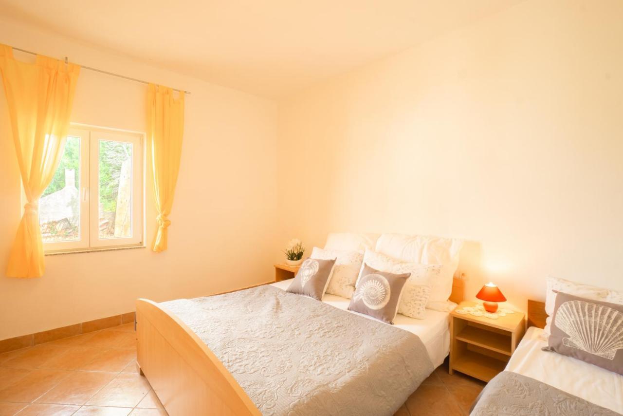 Urica Apartment Metajna Luaran gambar
