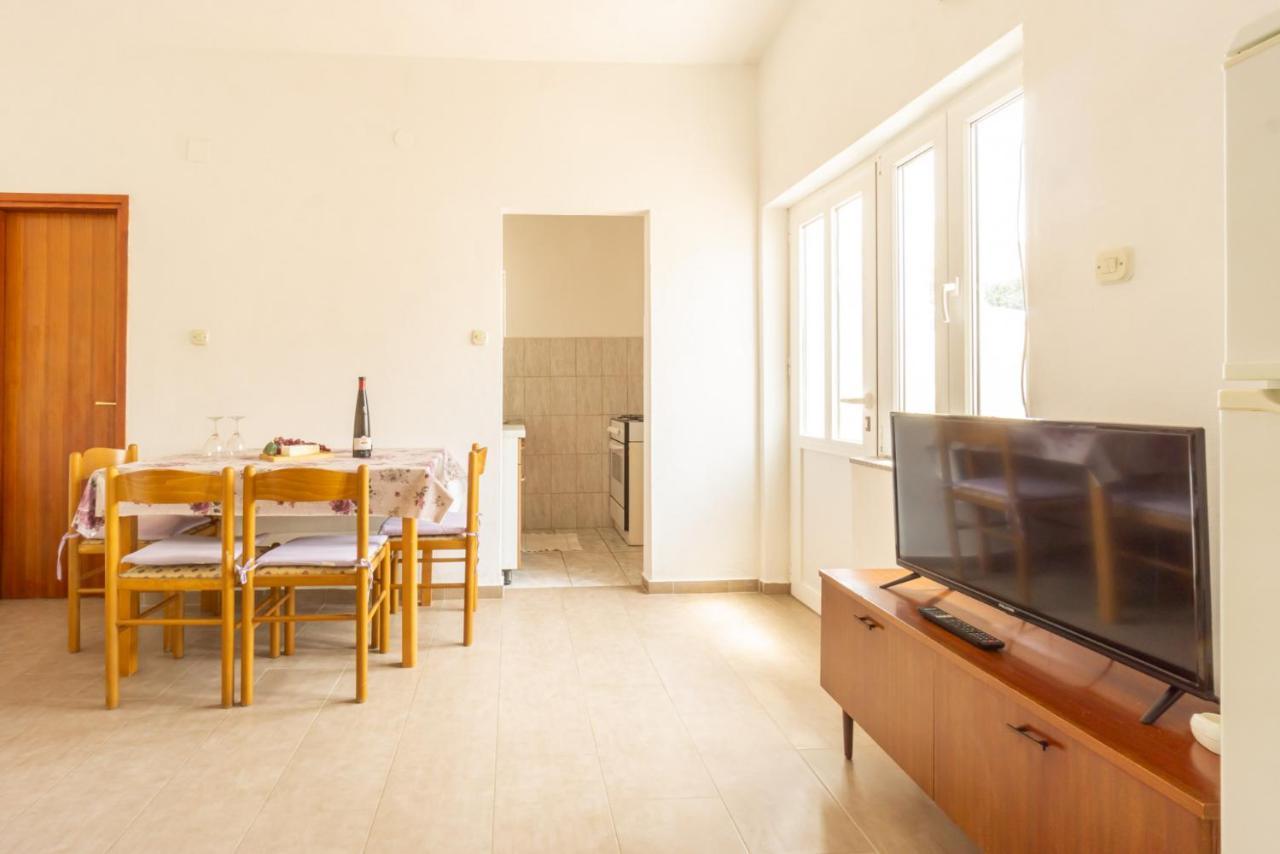 Urica Apartment Metajna Luaran gambar