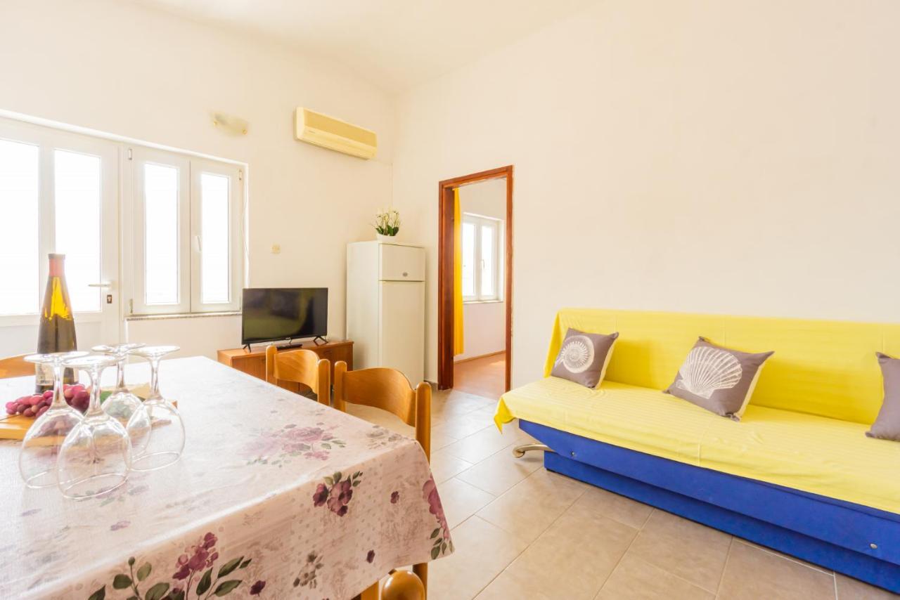 Urica Apartment Metajna Luaran gambar