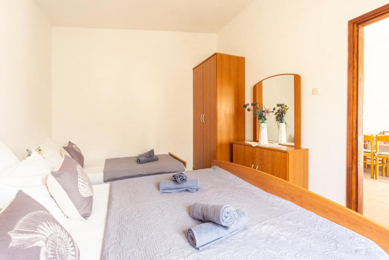 Urica Apartment Metajna Luaran gambar