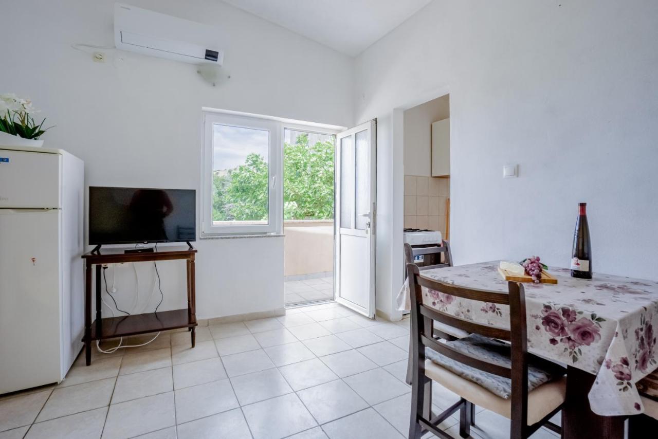 Urica Apartment Metajna Luaran gambar